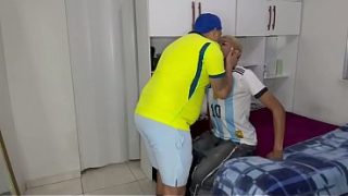 Brasileiro devolveu o Argentino pro maridão leitado, largo e marcado… ops ele que pediu