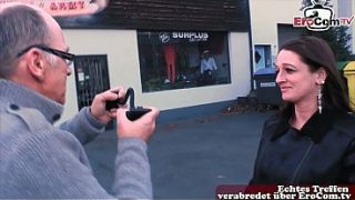 Deutscher Opa flirtet auf der Straße und fickt Frau von Nebenan