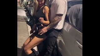 Esguichei na Mão do Macho Dentro do Carro Enquanto o Corno Dirigia Depois de Aprontar na Área de Fumantes do Pagode