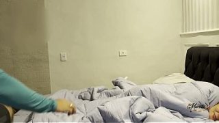 Hotwife Brasileira fica com a buceta molhada e fode com negão pauzudo viajante – Casada safada que ama rola preta, fode com amigo do corno na cama ao lado do corno manso.