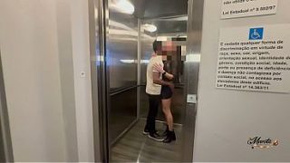 Hotwife Brazileira fode com vizinho personal na varanda do condominio – Casada safada trai o marido corno manso com personal pauzudo e se exibe dando para o macho na varanda do condominio