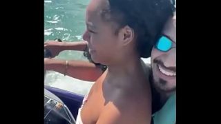 Novinha Brasileira deliciosa da perdido no corno manso e vai fuder com o instrutor de jetski no mar longe de marido corno.