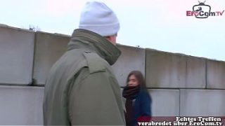 Deutsche dünne Schlampe auf der Straße zum Fremdgehen überredet